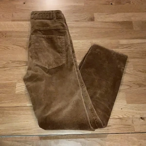 Manchesterbyxor 36 - Säljer dessa byxor då jag inte riktigt använder dom. Tänker att jag säljer dom för 150kr då inte är så använda. Tror originalpriset är 250. 