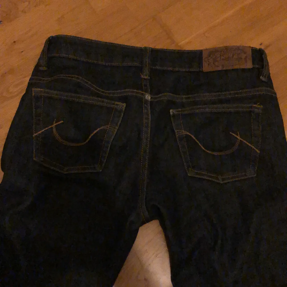 Ett par mörkblå jeans, en svag hårfärgs fläck på ena låret men det syns knappt. Jag är 169 cm lång . Jeans & Byxor.