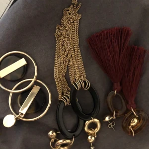 Smycken  - Massa blandade smycken, säljer 15-20kr st 