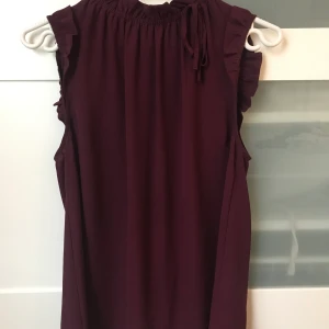 Blus från Oasis - stl S - Ur snygg blus från Oasis i vinröd/fuschia färg. Om fler bilder önskas, säg till 