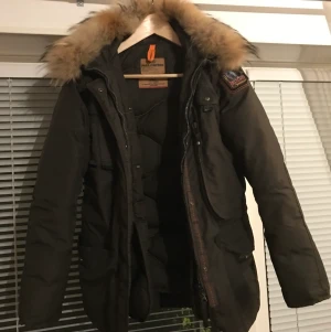 Vinterjacka pj - Säljer min vinterjacka då den e för liten och har redan en ny så vill bli av med denna så snabbt som möjligt. Den är i nyskick, endast använd fåtal gånger förra året. Den är i XS o priset kan gå diskuteras vid snabb affär. Jackan kan levereras, jag kan stå för frakten då 