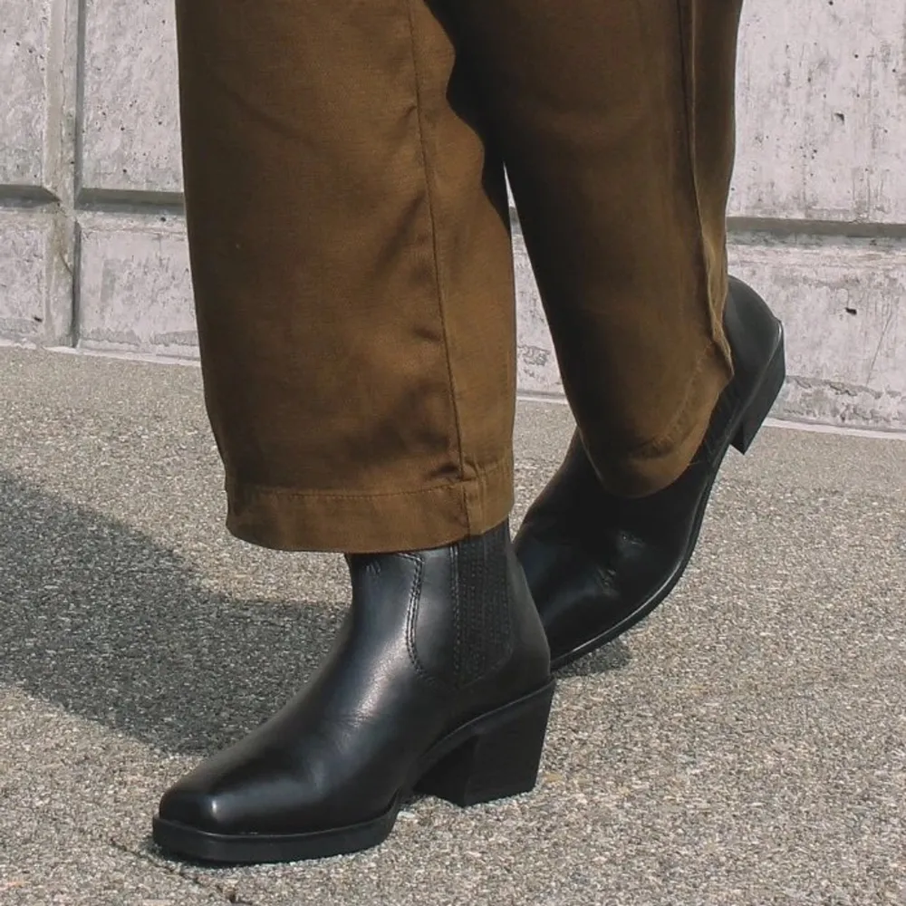 Boots i svart skinn från Vagabond. Lite westernmodell med låg klack (5 cm) väldigt bekväma så perfekta vardagsskor. Storlek 39. Skor.