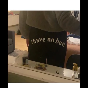 Mjukis - ”I HAVE NO BUTT” mjukisbyxor, strlk M men kan spännas in, bud startar på 150kr❤️❤️
