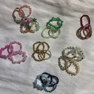 Här är några av mina ringar som jag säljer!☺️ Jag tar även beställningar på flera olika färger och mönster💞 Swipea för tydligare bild på varje mönster och färger🦋 gjorda av glaspärlor och tråd. Man kan välja mellan elastisk tråd eller stark fisketips💫