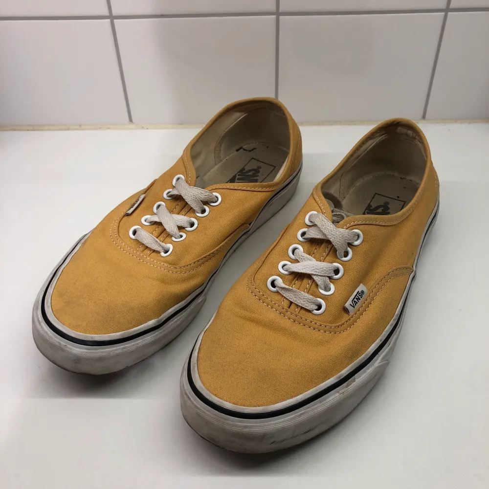 Låga snygga gula vans som jag använt alldeles för lite när jag kunde ha på mig dom. Säljer dom helt enkelt för att dom är för små. Väldigt prisvärda och härliga lätta och bekväma skor för sommaren. Passar mindre storlekar då 41 är väldigt litet. Väldigt Schysta!. Skor.