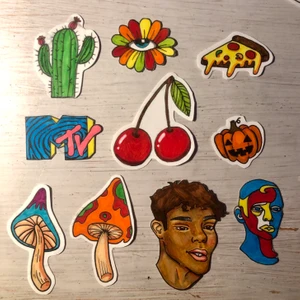 Klistermärken  - Jag ritar och säljer klistermärken för 10kr styck. Passar perfekt till mobilen eller datorn 😇Fraktkostnaden ligger på 10kr 