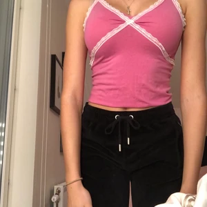 Linne med spets detalj - Jag har sytt på spetsen själv då jag ville ”spicea” upp ett linne jag ej använde. Kommer tyvärr inte till användning då det inte är min stil. Jätte trendigt och säljs på urban outfitters för typ 300 kr🥰 passar mig som är xs och ganska lång men skulle även passa S och liten M, pris kan diskuteras 