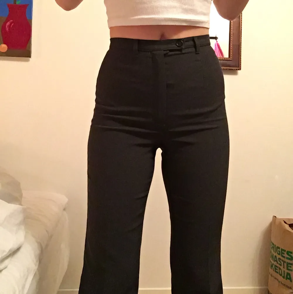 Superfina kostymbyxor köpta på humana! Har tyvärr blivit för små i midjan:( sköna och väldigt bra kvalite! Märket heter Sisley, midjemåttet är 64 cm och jag är 163 cm lång!💗. Jeans & Byxor.