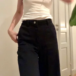 Vida jeans  - Asnajs brallor från weekday👍🏼mjukt jeans material. Möts gärna upp i Stockholm, annars står köparen för frakten:)