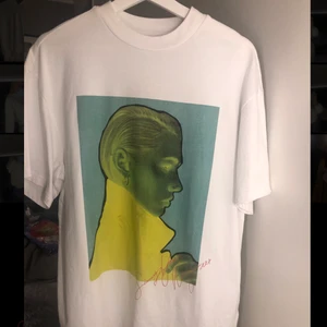 Oversized shirt - En skitsnygg oversized t-shirt ifrån weekday (limited edition) finns ej att köpa längre. Aldrig använd! Storlek 34, buda💞