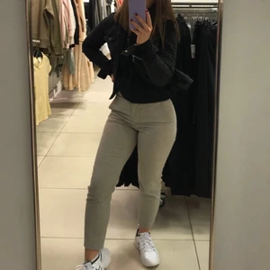 Beiga kostymbyxor  - Ett par beiga kostym byxor som blivit för små för mig, dem är st 32, är 1,64 lång och dem går över mina anklar, en liten slits där nere och sitter jättefina om dem passar , kan skicka fler bilder, pris+frakt 