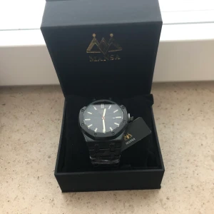 Helt ny klocka med box - Helt ny och oanvända klocka från Mansa Watch, herrmodell. Funkar bra att ge som present om man vill då den är som ny. Kan skickas, köparen står för frakten. Eller hämtas i bro.