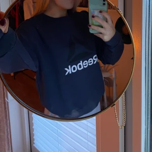 Reebok sweatshirt  - Snygg lite oversized sweatshirt från Reebok! I bra skick. Frakt tillkommer med 40 kr💓