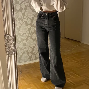 Vida jeans - Säljer dessa jätte snygga vida jeans från Gina!💗De är helt nya,säljer då de tyvärr är för långa på mig. 