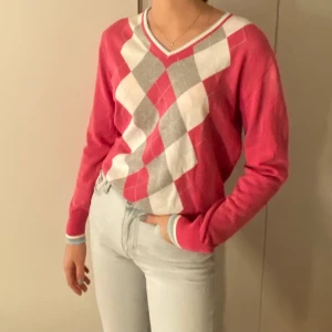 Tröja - Rutig stickad tröja med v ringning 