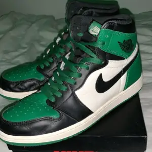 Modellen jordan 1 pine green OG från 1985 köpt från PlugMePlease våren 2019, lätt använda 8,5/10. NBA-Laget boston celtics hyllningskor. Storlek eu 44,5 orginallåda ingår. Kan pruta. 