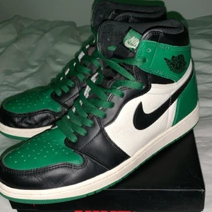 Jordan 1’s pine green OG - Modellen jordan 1 pine green OG från 1985 köpt från PlugMePlease våren 2019, lätt använda 8,5/10. NBA-Laget boston celtics hyllningskor. Storlek eu 44,5 orginallåda ingår. Kan pruta. 