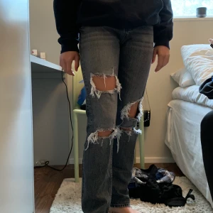 Zara jeans!! - Snygga jeans från zara! Skit snyggt med gråa jeans med hål!! Säljer för 250 kronor dom är i helt nyskick! ❤️