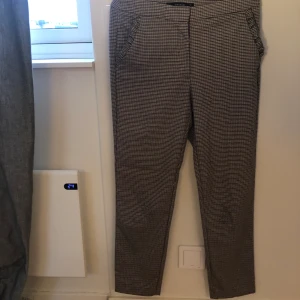 Zara kostymbyxor - Kostymbyxor från Zara som är köpta för ungefär 3 år sedan, använda ett fåtal gånger så de är i bra skick! Storleken är M men jag skulle säga att de passar från XS-S.