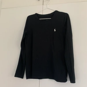 Ralph Lauren långärmad tröja - Säljer denna långärmade tröjan från Ralph lauren eftersom den inte kommer till användning längre! I Fint skick