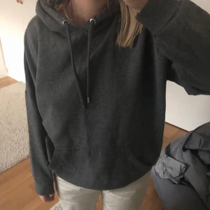 Grå hoodie - Den perfekta hoodien för skoldagar man bara vill krypa under täcket🤚🏼🥱😖😅 Nästan omärkbart nopprig men i bra skick!!😍😇🖤 Storleken är XS men känns som S/M