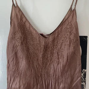 brunt y2k linne från indiska - brunt silkigt linne från indiska med reglerbara axelband, spårbar frakt 49kr!