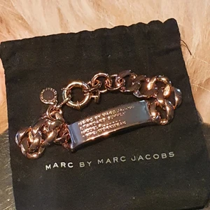 Marc by Marc Jacobs armband - Säljer mitt fina armband med originalpåse.💖 Äkta såklart 🎀.  Modell: Standard Supply ID Bracelet - Rose gold Längd: 18cm Bredd: 1cm. Kvitto finns inte kvar. Köparen står för frakten 📦