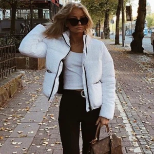 Vit puffer jacket - Super fin vit puffer jacket från hm. FRAKT INGÅR INTE❤️ Budet ligger på 350 + frakt