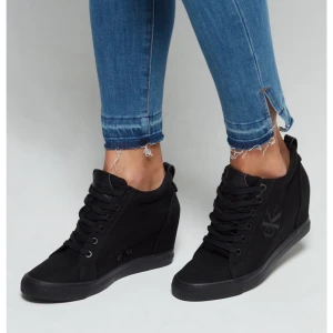 Calvin Klein sneakers  -  Svarta Calvin Klein wedge sneakers i storlek 37. Ny skick använda endast 2 gånger. 