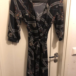 Kort klänning  - Säljer nu min Korta klänning som är använd Max två gånger! Helt felfri,passar nog stl M också. Kom privat för fler frågor eller bilder🥰