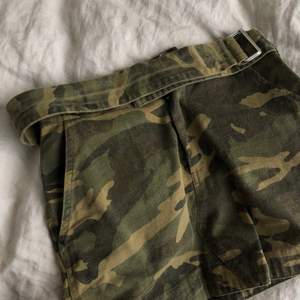 Militärmönstrad kjol från NAKD. Sitter supersnyggt och inte så tajt💕 medföljande skärp