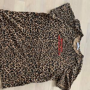 Leopardmönstrad T-shirt från ZARA med röd text på bröstet. Aldrig använd, i nyskick 🤗 lös passform men lite figursydd.