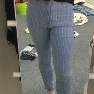 Randig jeans  - Aldrig Använd! Säljer pga den aldrig kommer till användning. Passar nog stl M/L.Kom privat för fler frågor eller bilder🥰