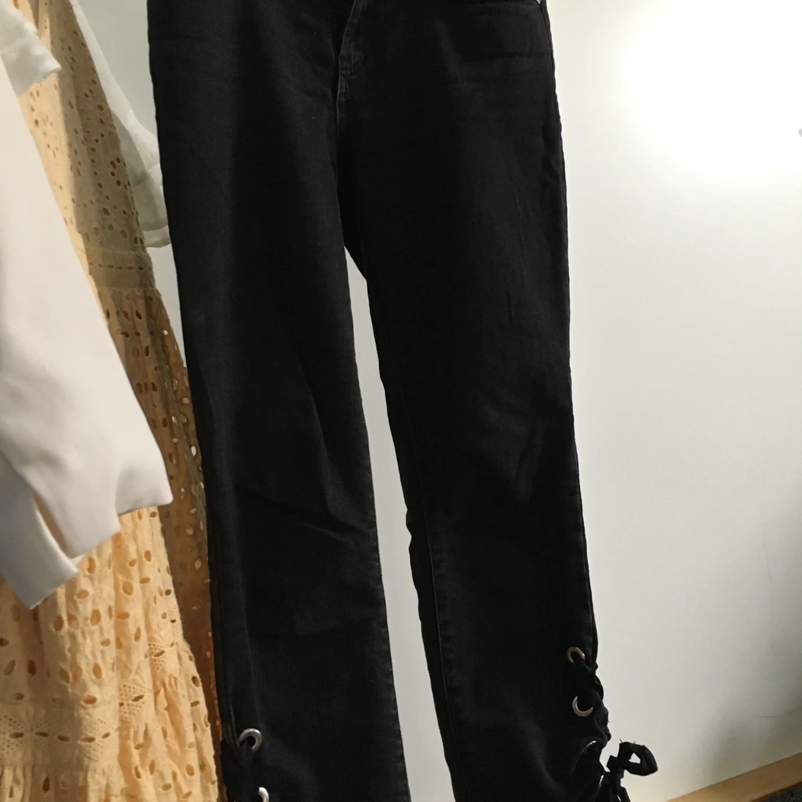 Mango svarta jeans med detalj