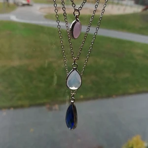 Halsband - Ett halsband med tre olika diamanter inte äkta en kristal blå en kristall rosa och en kristall vit med en guldkedja (Västerås) frakten står du för
