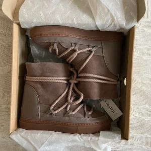 INUIKKI skor - Säljer tyvärr mina skit snygga helt oanvända Inuikii skor pga fel storlek. Perfekt för vinter!❣️ köptes för 2600kr. Pris kan diskuteras.