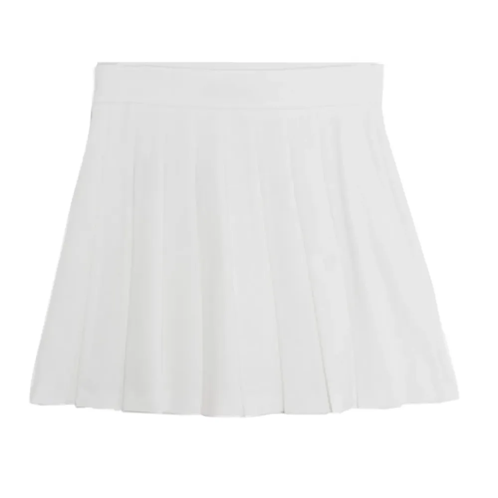 vit plisserad tennis kjol,passar xs-s. vanlig frakt kostar 45kr spårbar frakt kostar 63kr ♡ . Kjolar.