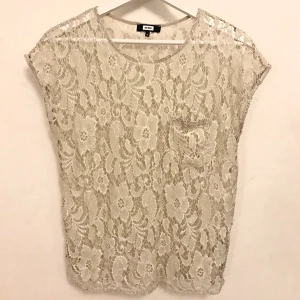 Spetströja, S, benvit - Virkad tröja i spets i vit åt det gråa eller silvriga gräddvita hållet. Så fin och vacker i mönstret! Se närbild. Strl S 85% polyester 15% polyamid  Kan mötas i Stockholm eller skicka mot fraktkostnad! ✨🌸✨