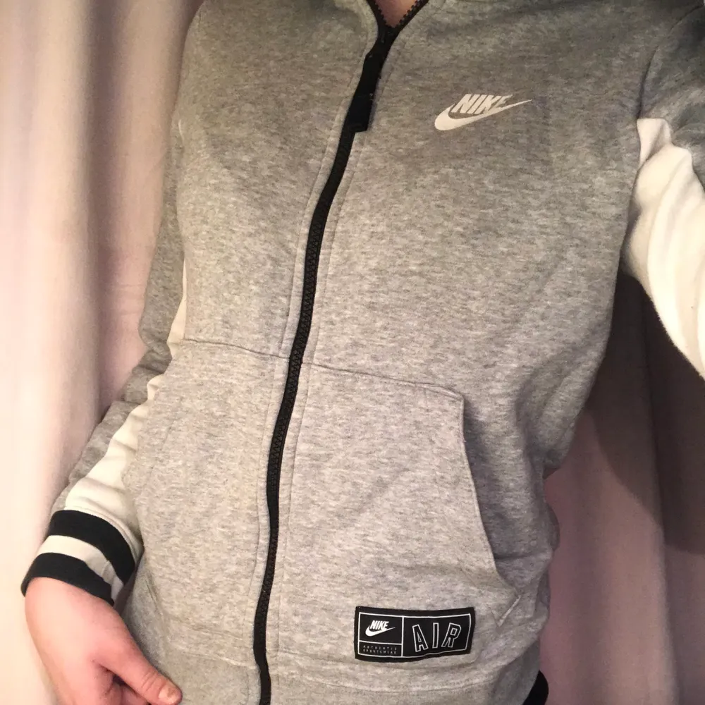 En Nike tröja som jag nästan aldrig använder, tröjan har ett tryck på ryggen där det står ”Nike Air” skriv för info eller om du har några funderingar ❤️. Hoodies.