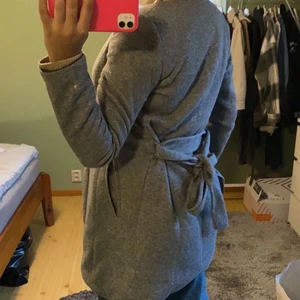 Grå kappa - Säljer nu denna fina gråa kappa🥰 den har även en dragkedja där fram som man kan stänga den med💋