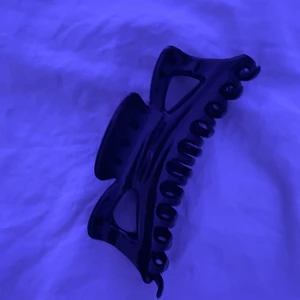 Klämma från Åhlens - Stor klämma ifrån åhlens! Aldrig använd! Kommer inte till användning då det inte passar mitt typ av hår! Köpt för 69kr