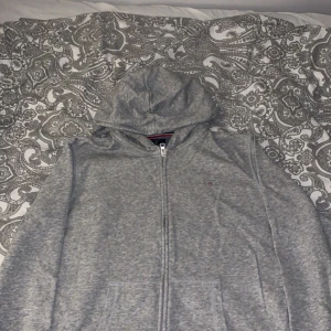 Gant zip hoodie - Grå gant hoodie som inte passar mig och kommer ej till användning. Har används max fem gånger och finns inget fel på hoodien. Den är som ny. Är dock lite mindre i storleken. Köpte den för 650kr och säljer den för 300kr.