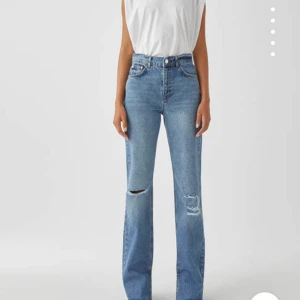 Jeans - Jeans med slits  från pull and bear. Storlek 38