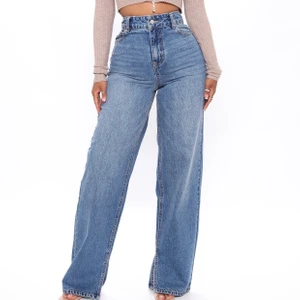 Split jeans, Blue wash  - Jeansen är köpt från Fashion Nova. Dom är helt nya lappen är kvar helt nytt skick . Storlek M men passar Som S också 