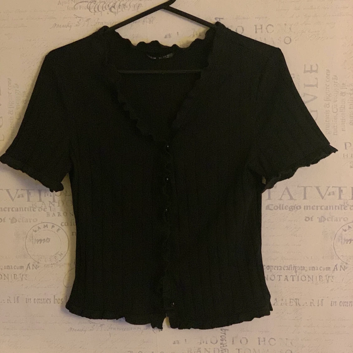 En svart ribbad topp  - 90