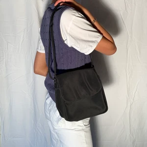 Väska - Bredd: 21 cm  Längd: 24 cm  Färg: Svart Fler bilder? Kontakta oss!