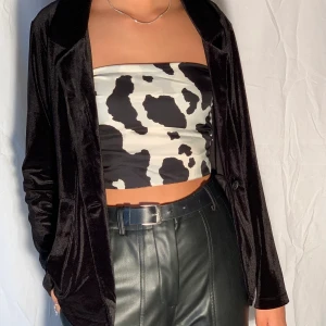 Sammetskostym - Storlek: XS (oversized) Märke: Lindex Färg: Svart (Sammet) Fler bilder? Kontakta oss!