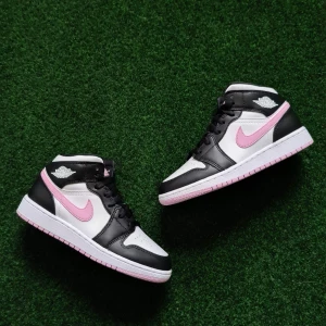 Air jordan 1 mids - Följ min Instagram säljer massvis med mids där! @SouthSoles.se https://www.instagram.com/southsoles.se/?hl=e.          