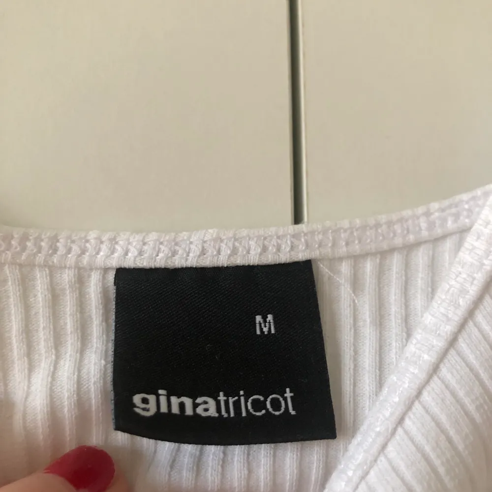 Superfint linne från Gina Tricot i storlek M, nyskick! Priset är inklusive frakt 🌱😊. Toppar.