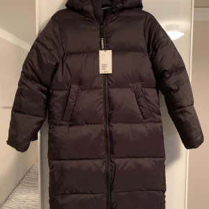 Kangol svart vinterjacka - Svart vinterjacka från kangol x H&M! Helt nytt skick med prislapp kvar. Jackan är helt slutsåld online och i butik. Lite stor i storleken så snarare S än XS. Säljer pga för stor för mig. Pris kan diskuteras. Köparen står för frakt. 